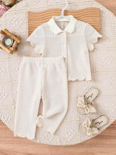 SHEIN Vintaside Kids مجموعتين من ملابس الاطفال البنات الكاجوال, موديل جديد لربيع وصيف بلون شمع اللون قطن كروشيه ياقة مكسرة أزرار علوية وبناطيل واسعة الساق, مناسبة لعمر سنة, التصميم الشامل بسيط وأنيق