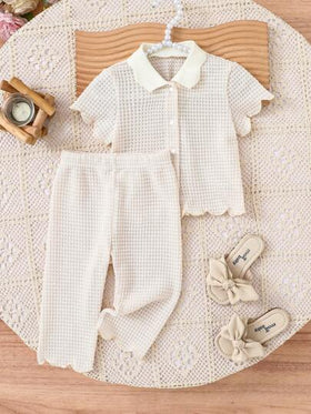 SHEIN Vintaside Kids مجموعتين من ملابس الاطفال البنات الكاجوال, موديل جديد لربيع وصيف بلون شمع اللون قطن كروشيه ياقة مكسرة أزرار علوية وبناطيل واسعة الساق, مناسبة لعمر سنة, التصميم الشامل بسيط وأنيق