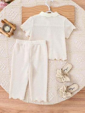 SHEIN Vintaside Kids مجموعتين من ملابس الاطفال البنات الكاجوال, موديل جديد لربيع وصيف بلون شمع اللون قطن كروشيه ياقة مكسرة أزرار علوية وبناطيل واسعة الساق, مناسبة لعمر سنة, التصميم الشامل بسيط وأنيق