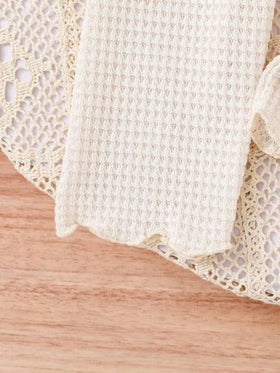 SHEIN Vintaside Kids مجموعتين من ملابس الاطفال البنات الكاجوال, موديل جديد لربيع وصيف بلون شمع اللون قطن كروشيه ياقة مكسرة أزرار علوية وبناطيل واسعة الساق, مناسبة لعمر سنة, التصميم الشامل بسيط وأنيق