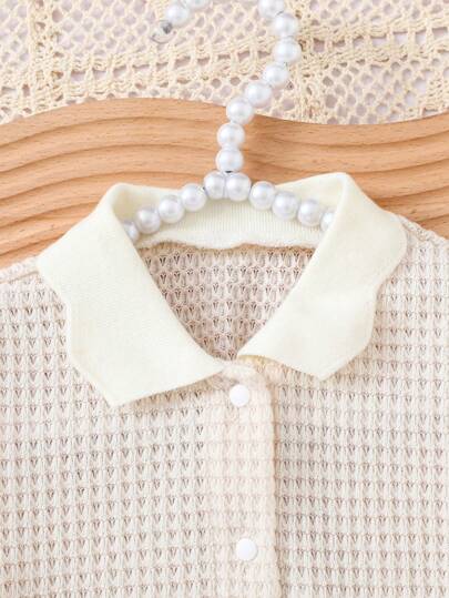 SHEIN Vintaside Kids مجموعتين من ملابس الاطفال البنات الكاجوال, موديل جديد لربيع وصيف بلون شمع اللون قطن كروشيه ياقة مكسرة أزرار علوية وبناطيل واسعة الساق, مناسبة لعمر سنة, التصميم الشامل بسيط وأنيق