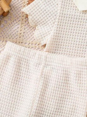 SHEIN Vintaside Kids مجموعتين من ملابس الاطفال البنات الكاجوال, موديل جديد لربيع وصيف بلون شمع اللون قطن كروشيه ياقة مكسرة أزرار علوية وبناطيل واسعة الساق, مناسبة لعمر سنة, التصميم الشامل بسيط وأنيق