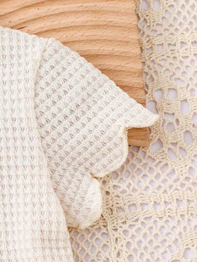 SHEIN Vintaside Kids مجموعتين من ملابس الاطفال البنات الكاجوال, موديل جديد لربيع وصيف بلون شمع اللون قطن كروشيه ياقة مكسرة أزرار علوية وبناطيل واسعة الساق, مناسبة لعمر سنة, التصميم الشامل بسيط وأنيق