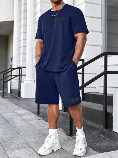 ملابس رجالي Manfinity Homme مجموعتان للرجال ذوي الحجم الكبير، بلوزة تي شيرت بياقة مستديرة وأكمام قصيرة مع شورت، بنمط طباعة حرفي ، طقم رجالي كاجوال مكون من 2 قطع
