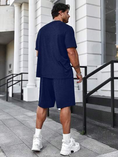 ملابس رجالي Manfinity Homme مجموعتان للرجال ذوي الحجم الكبير، بلوزة تي شيرت بياقة مستديرة وأكمام قصيرة مع شورت، بنمط طباعة حرفي ، طقم رجالي كاجوال مكون من 2 قطع