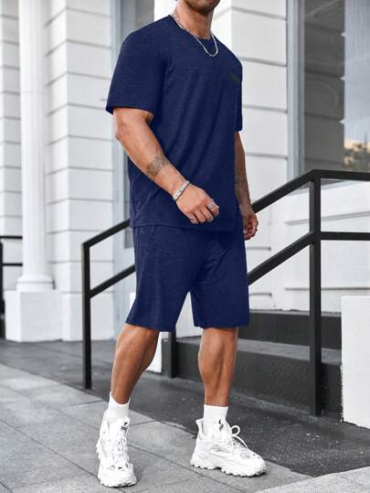 ملابس رجالي Manfinity Homme مجموعتان للرجال ذوي الحجم الكبير، بلوزة تي شيرت بياقة مستديرة وأكمام قصيرة مع شورت، بنمط طباعة حرفي ، طقم رجالي كاجوال مكون من 2 قطع