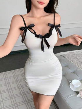 SHEIN ثوب نوم قصير للنساء مزين بربطة عنق وتطريزات متباينة على حمالات رفيعة