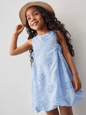 Maija Kids Maija Kids فستان قصير بأكمام بلا أكمام مطرز منقوب بخصر مشدود، بتصميم بسيط وعصري للفتاة، مناسب للخروجات والمنزل والعطلات والاستخدام اليومي، خاص بفصلي الربيع والصيف
