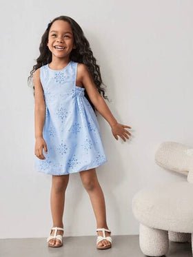 Maija Kids Maija Kids فستان قصير بأكمام بلا أكمام مطرز منقوب بخصر مشدود، بتصميم بسيط وعصري للفتاة، مناسب للخروجات والمنزل والعطلات والاستخدام اليومي، خاص بفصلي الربيع والصيف