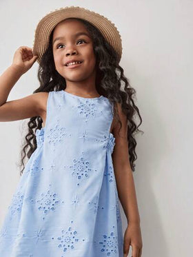 Maija Kids Maija Kids فستان قصير بأكمام بلا أكمام مطرز منقوب بخصر مشدود، بتصميم بسيط وعصري للفتاة، مناسب للخروجات والمنزل والعطلات والاستخدام اليومي، خاص بفصلي الربيع والصيف