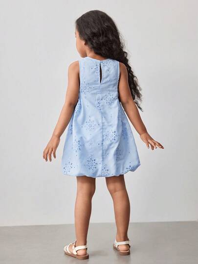 Maija Kids Maija Kids فستان قصير بأكمام بلا أكمام مطرز منقوب بخصر مشدود، بتصميم بسيط وعصري للفتاة، مناسب للخروجات والمنزل والعطلات والاستخدام اليومي، خاص بفصلي الربيع والصيف