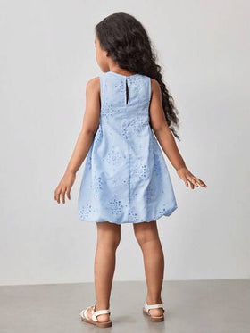 Maija Kids Maija Kids فستان قصير بأكمام بلا أكمام مطرز منقوب بخصر مشدود، بتصميم بسيط وعصري للفتاة، مناسب للخروجات والمنزل والعطلات والاستخدام اليومي، خاص بفصلي الربيع والصيف