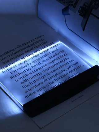 زجاجة قراءة LED شفافة فائقة النحافة ، ضوء الكتاب ، ضوء ليلي للطالب ، مصباح مكتب محمول ، متوفر باللونين الأسود والأبيض ، ضوء كتاب محمول ، مناسب لقراءة الطالب ، مصنوع من البلاستيك والزجاج العضوي (باستثناء البطاريات ، يجب شراء ثلاث بطاريات رقم 7 بنفسك)