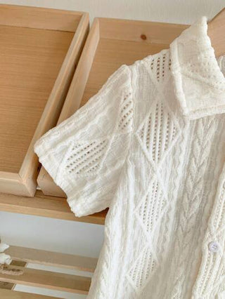 SHEIN طقم ملابس علوية قطنية بياقة بولو وقصيرة الأكمام ذات نقشة معقدة، وشورت مطاطي خصر للأولاد والأطفال الرضع، موسم الصيف
