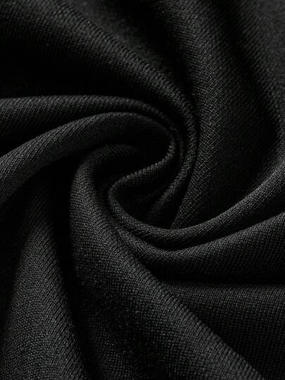 SHEIN مجموعة من قطعتين تي شيرت بكم قصير وشورت للأولاد، مناسبة لملابس الأنشطة الرياضية الخارجية في الصيف