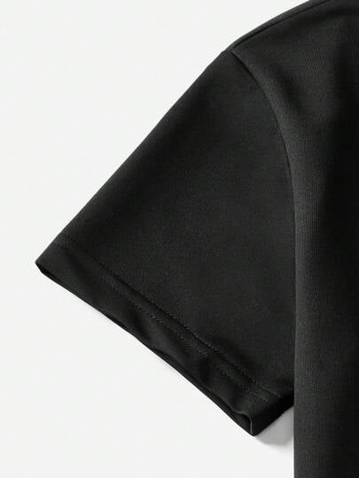 SHEIN مجموعة من قطعتين تي شيرت بكم قصير وشورت للأولاد، مناسبة لملابس الأنشطة الرياضية الخارجية في الصيف