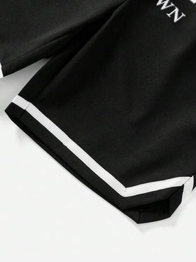 SHEIN مجموعة من قطعتين تي شيرت بكم قصير وشورت للأولاد، مناسبة لملابس الأنشطة الرياضية الخارجية في الصيف