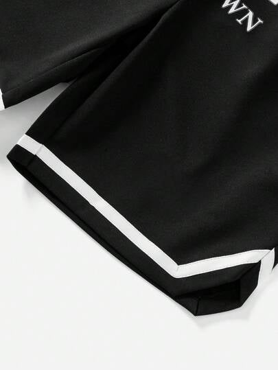 SHEIN مجموعة من قطعتين تي شيرت بكم قصير وشورت للأولاد، مناسبة لملابس الأنشطة الرياضية الخارجية في الصيف