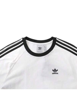 Adidas Originals 2025 صديقك لحمت كم طويل، تي شيرت كلاسيكي طويل الأكمام للرجال، ملبوس بنسيج محبوك بدون ياقة TKE5825