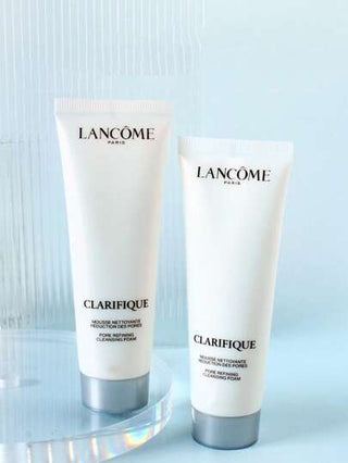 Lancôme [لانكوم] [ميني] رغوة تنظيف منقية المسام كلاريفيك 50مل. مستخلص بصيلة الزان الفرنسي، المستخرج بطريقة مستدامة من فرنسا، والمشهور بخصائصه المنقية والملساء. حمض السالسيليك، وهو عامل تنظيف معروف لترقيق البشرة المرئي. البشرة تبدو منظفة بشكل مثالي،...