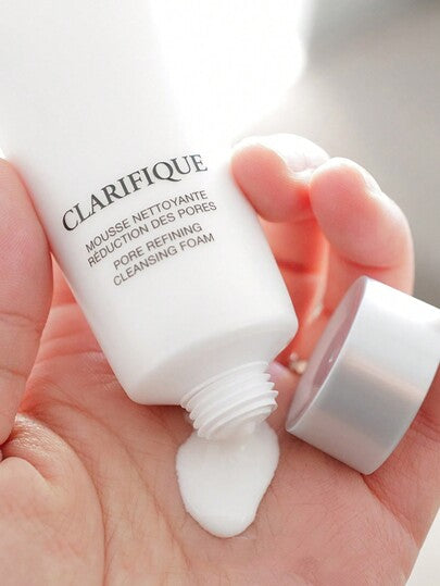 Lancôme [لانكوم] [ميني] رغوة تنظيف منقية المسام كلاريفيك 50مل. مستخلص بصيلة الزان الفرنسي، المستخرج بطريقة مستدامة من فرنسا، والمشهور بخصائصه المنقية والملساء. حمض السالسيليك، وهو عامل تنظيف معروف لترقيق البشرة المرئي. البشرة تبدو منظفة بشكل مثالي،...