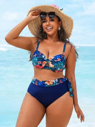 Swim Lushoire مجموعة بكيني من قطعتين للنساء ذوات الأحجام الكبيرة، بطبعات نباتات استوائية، فوق أسيمتري مزين بكشكشة والجزء السفلي مرتفع الخصر مثلثي، مناسب للكاجوال والاستخدام الصيفي على الشاطئ