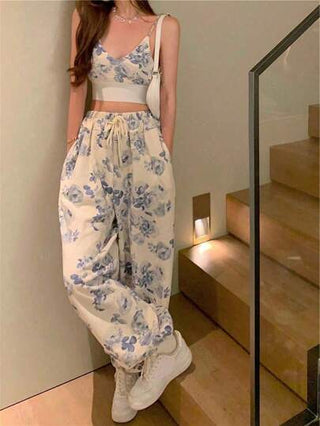 SHEIN PETITE مجموعة من قطعتين: كامي مطبوع قصير وقميص محصور العلوي مع بنطال ذو خصر مرتفع وساق واسعة