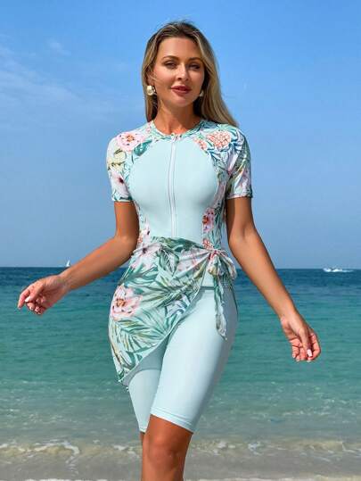 SHEIN Swim Mulvari مجموعة من 3 قطع للمرأة معها تنورة ملابس علوية كم قصير مطبوعة رجعي زهري والشورت والتنورة المخمل الحريمي للشاطئ والأجازات الصيفية'