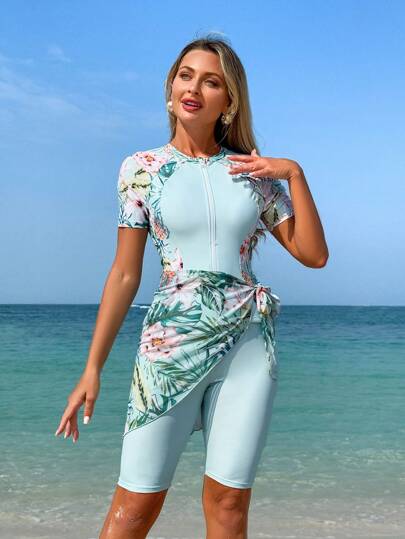SHEIN Swim Mulvari مجموعة من 3 قطع للمرأة معها تنورة ملابس علوية كم قصير مطبوعة رجعي زهري والشورت والتنورة المخمل الحريمي للشاطئ والأجازات الصيفية'