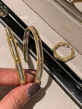 طقم سوار وخاتم ذو لونين مطلي بسيراميك مكعبي مقلد، مناسب للاستخدام اليومي للنساء