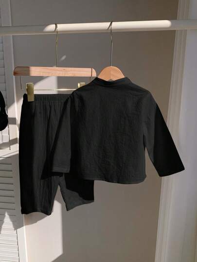 SHEIN طقم قميص كم طويل ذو ياقة واقفة وبنطال بخصر مطاطي للأطفال الكاجوال ،باللون الأسود، مناسب للخريف/الربيع/الصيف ، مناسب لحفلات أعياد الميلاد ،رأس السنة ، الزفاف ، حفلات استقبال المولود