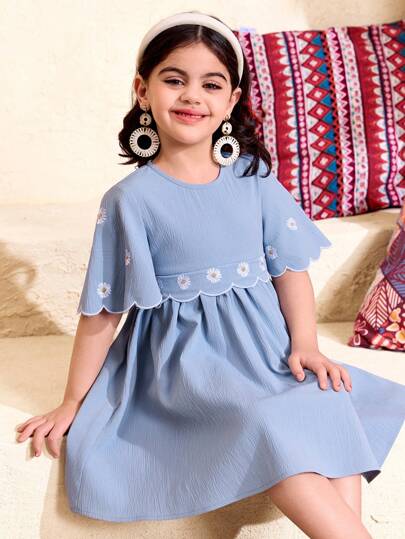 SHEIN فستان سيدة شابة بنمط زهري، تطريز الأقحوان، كم جرس، خصر مفصل منسوج باللون الأحادي الصلب، مصمت أسلوب عطلة مريح