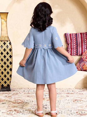 SHEIN فستان سيدة شابة بنمط زهري، تطريز الأقحوان، كم جرس، خصر مفصل منسوج باللون الأحادي الصلب، مصمت أسلوب عطلة مريح