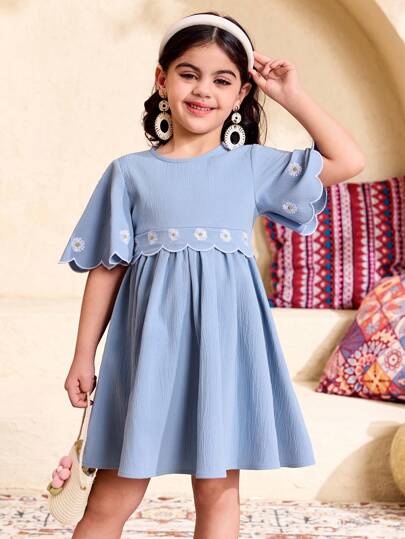 SHEIN فستان سيدة شابة بنمط زهري، تطريز الأقحوان، كم جرس، خصر مفصل منسوج باللون الأحادي الصلب، مصمت أسلوب عطلة مريح