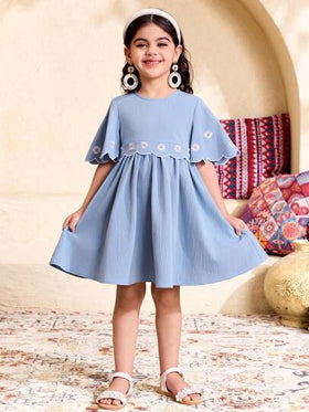 SHEIN فستان سيدة شابة بنمط زهري، تطريز الأقحوان، كم جرس، خصر مفصل منسوج باللون الأحادي الصلب، مصمت أسلوب عطلة مريح