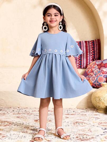 SHEIN فستان سيدة شابة بنمط زهري، تطريز الأقحوان، كم جرس، خصر مفصل منسوج باللون الأحادي الصلب، مصمت أسلوب عطلة مريح