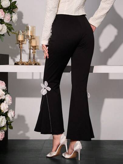 Modelyn بنطلون سيدات أسود جديد ضيق منسدل مع تصميم زهرة ثلاثية الأبعاد وسلسلة ماسية