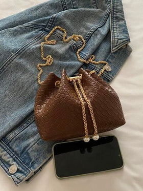 حقيبة باكيت صغيرة بسلسلة لون سادة رفيعة