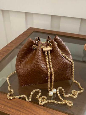 حقيبة باكيت صغيرة بسلسلة لون سادة رفيعة