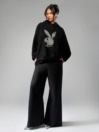 MISSGUIDED Missguided x Playboy هودي كبير السحاب مطرز برسمة أرنب من الفصوص البراقة، من تصميم مشترك، إطلالة قوية للموضة الشتوية، ملابس كاجوال راقية