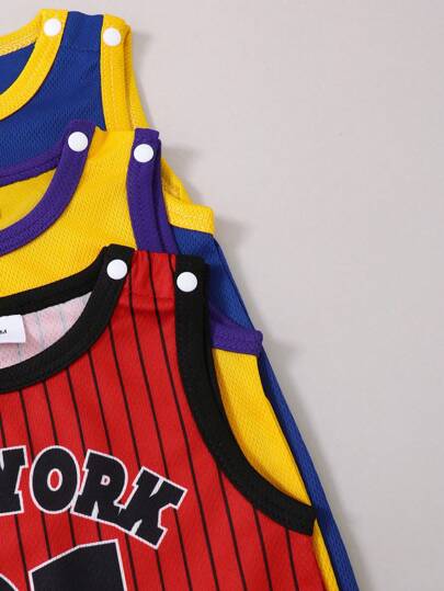 طقم رياضي متنوع مكون من 3 قطع بأكمام قصيرة من شبكة وياقة دائرية منسوجة قطري وسروال عداءة، لطراز رياضي كاجوال