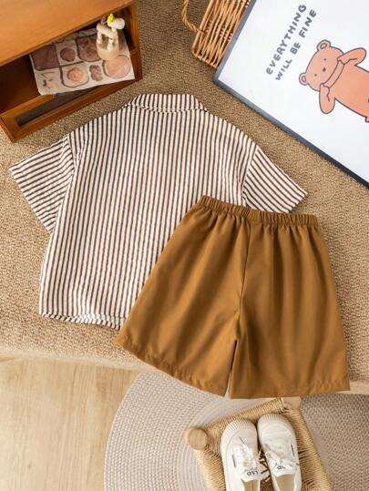 SHEIN مجموعة مكونة من قميص مخطط وشورت بألوان متباينة ذات قصة واسعة ومريحة للأولاد الصغار، بطراز كوري أنيق، مناسبة لفصلي الربيع والصيف للاستخدام اليومي، للرياضة، للخروج، للجامعة، للحفلات، للعطلات، للتصوير الفوتوغرافي، للعودة إلى المدرسة