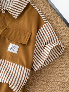 SHEIN مجموعة مكونة من قميص مخطط وشورت بألوان متباينة ذات قصة واسعة ومريحة للأولاد الصغار، بطراز كوري أنيق، مناسبة لفصلي الربيع والصيف للاستخدام اليومي، للرياضة، للخروج، للجامعة، للحفلات، للعطلات، للتصوير الفوتوغرافي، للعودة إلى المدرسة
