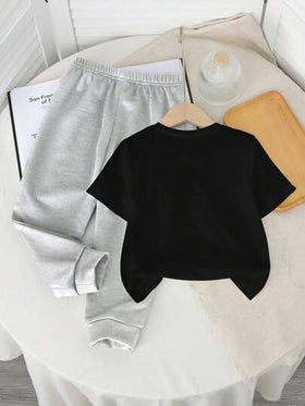 SHEIN مجموعة ملابس علوية وبنطلون قصير الأكمام بياقة مستديرة وتصميم بسيط للأولاد 2 قطعة