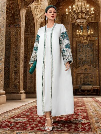 Al Najma معطف أنيق للمرأة من القماش المخطط بالجاكارد الأخضر، بأكمام مرقعة، وأمام مزين بشريط ذهبي، وطبعات بيضاء منسقة على الموديل، مناسب لفصل الربيع وعيد الحب، ثوب جميل محتشم