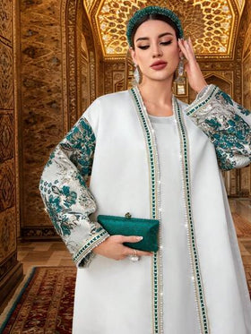 Al Najma معطف أنيق للمرأة من القماش المخطط بالجاكارد الأخضر، بأكمام مرقعة، وأمام مزين بشريط ذهبي، وطبعات بيضاء منسقة على الموديل، مناسب لفصل الربيع وعيد الحب، ثوب جميل محتشم