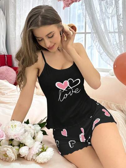 طقم ملابس نوم من طبعة قلوب مكون من قميص كامي وشورت