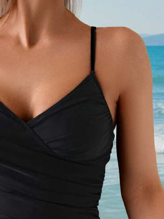 طقم تانكيني حريمي Swim Lushore بدلة بيكيني للنساء مكونة من ملابس علوية داخلي وبكيني أسفل، القميص له صدر بياقة على شكل V مضغوط أمامي، أسفل القميص على شكل خط A مجعد، والبكيني أسفل له قطع مثلث عادي