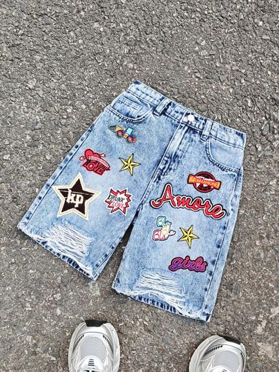SHEIN شورت جينز أزرق فضفاض بتصميم مزيج ملون من الحروف والقطع والتمزق للأولاد في سن المراهقة، ملابس كاجوال وصيفية وربيعية ناعمة للأطفال