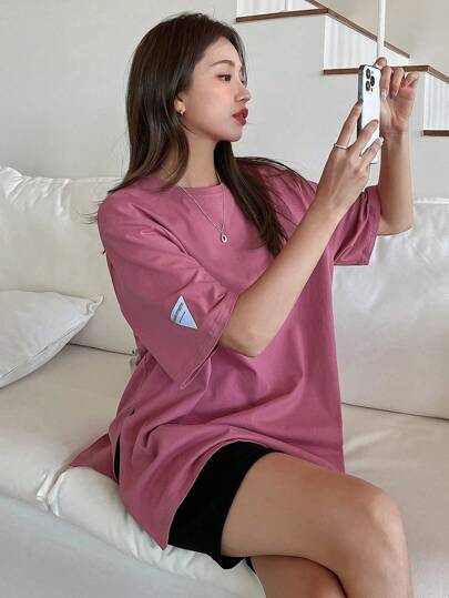 Dazy-Less تيشيرت كاجوال نسائي فضفاض قصير الأكمام بطبعة حرف وشعار ذو ياقة مستديرة من طراز "العملة القديمة" مبالغ في الحجم
